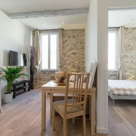 Super Emplacement Charmant Et Lumineux 2 Pieces Apartment